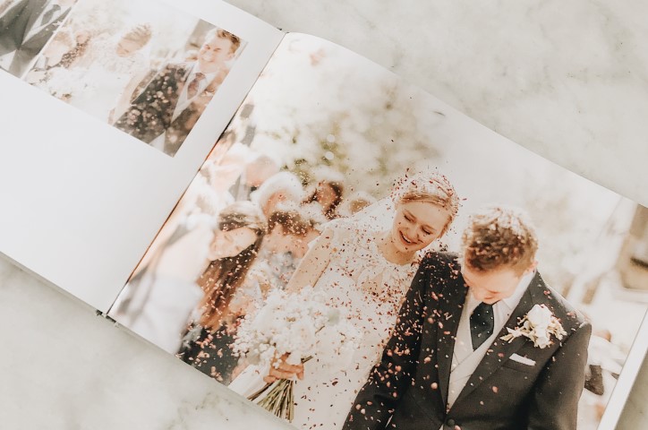 Ouverture d'un album de mariage montrant les photos de la mariée et du marié.