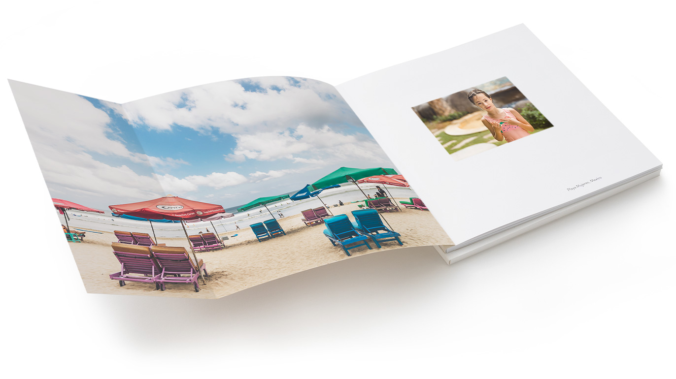 Livro fotográfico de capa mole com capa de livro panorâmica aberta.