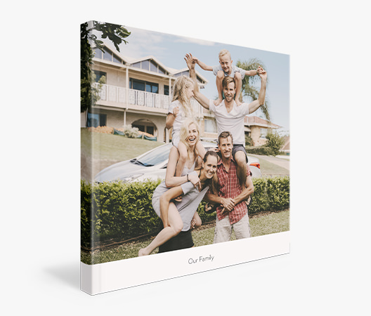 Softcover-Familienfotobuch mit Titelbild der Familie.