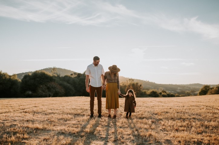 Famille dans le champ à "l'heure dorée".