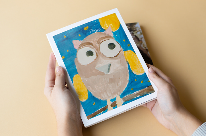 Livre photo Premium ouvert avec des photos de maternité.