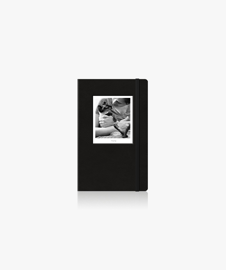Produktbild für klassisches Moleskine-Fotobuch im Hochformat.