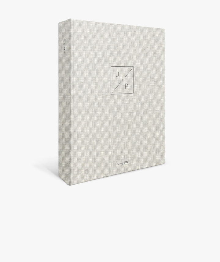 Produktbild für großes Premium-Fotoalbum im Hochformat.