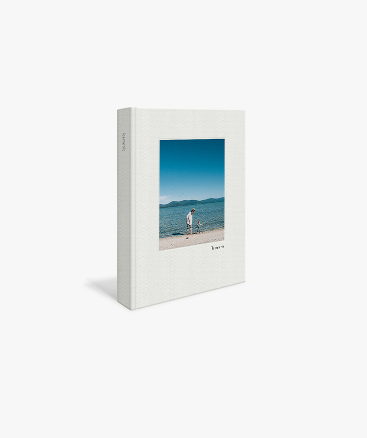 Produktbild für mittelgroßes Premium-Fotobuch im Hochformat.
