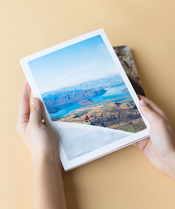 Produktbild für mittelgroßes Softcover-Fotobuch im Hochformat.