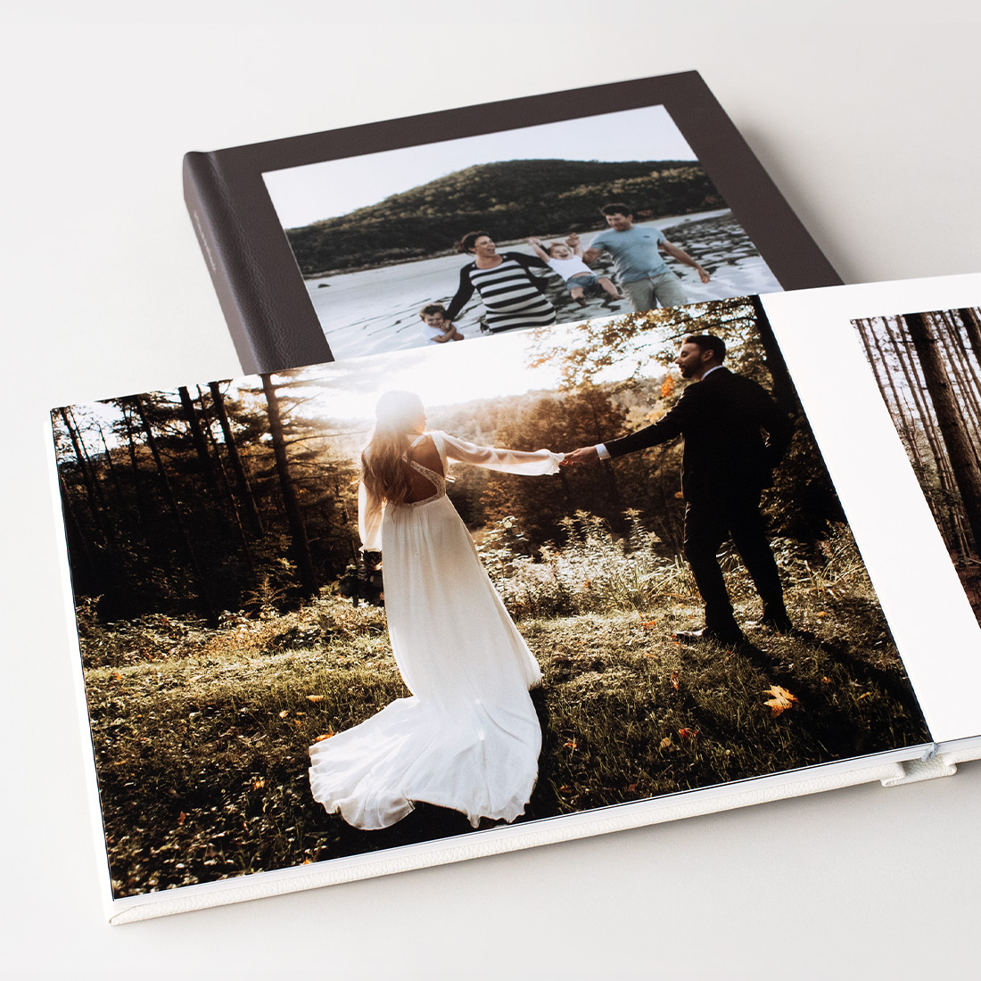 Fotoalbum aus Leder ausgebreitet.