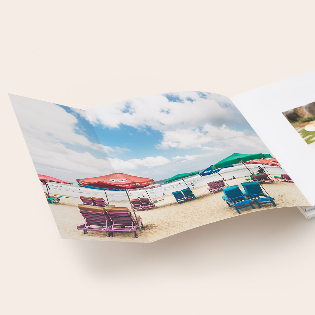 Softcover-Fotobuch mit geöffnetem Panorama-Buchumschlag.