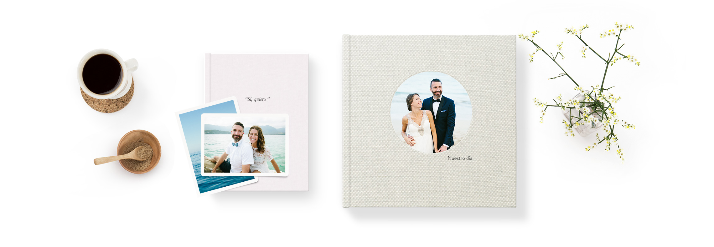 Álbum de fotos y fotolibro en la mesa al lado de café y flores.