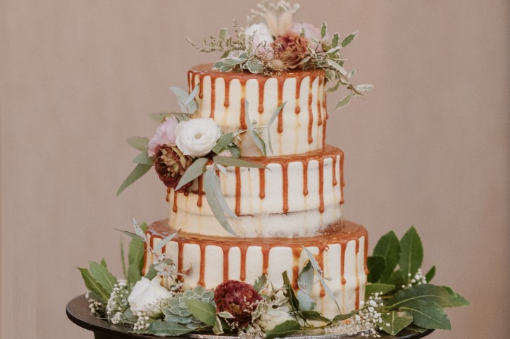 Gâteau de mariage à trois étages.