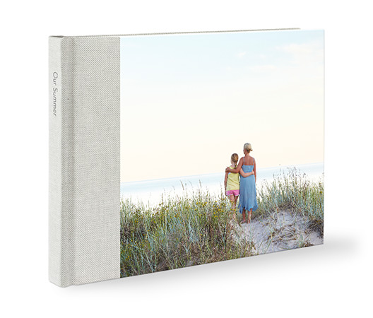 Hochwertiges Familienfotobuch aus Leinen im Querformat mit Mutter und Tochter auf dem Cover.
