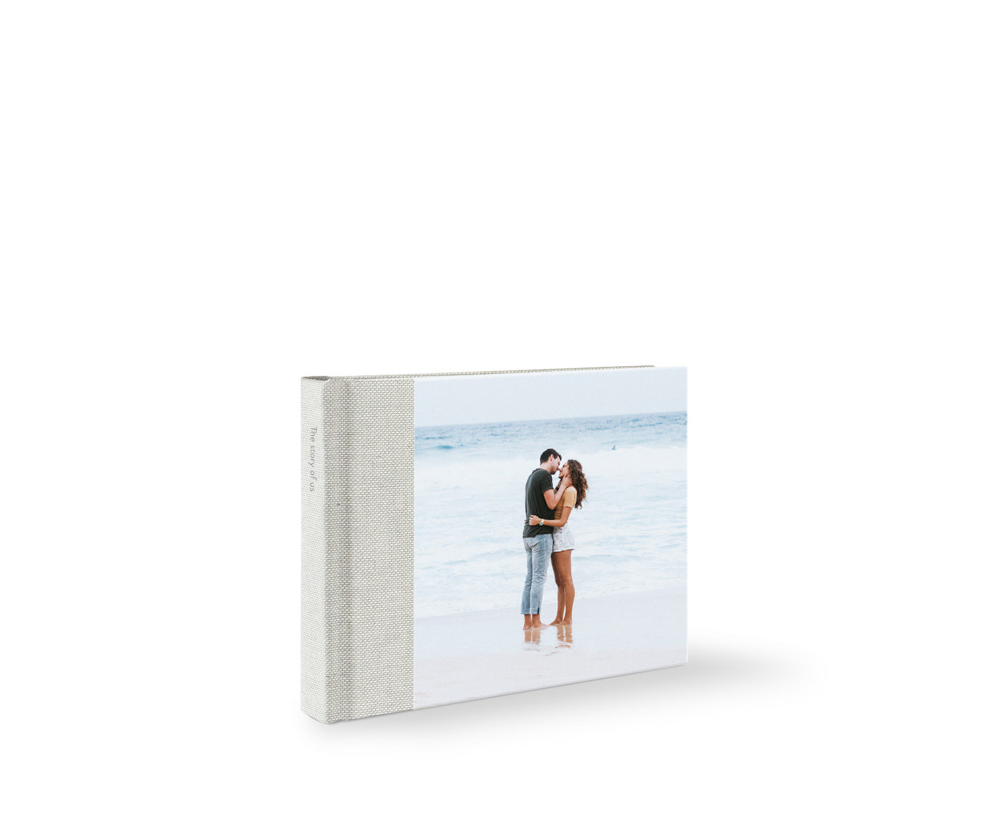 Álbum de fotos premium médio em formato paisagem com capa de casal beijando na praia.