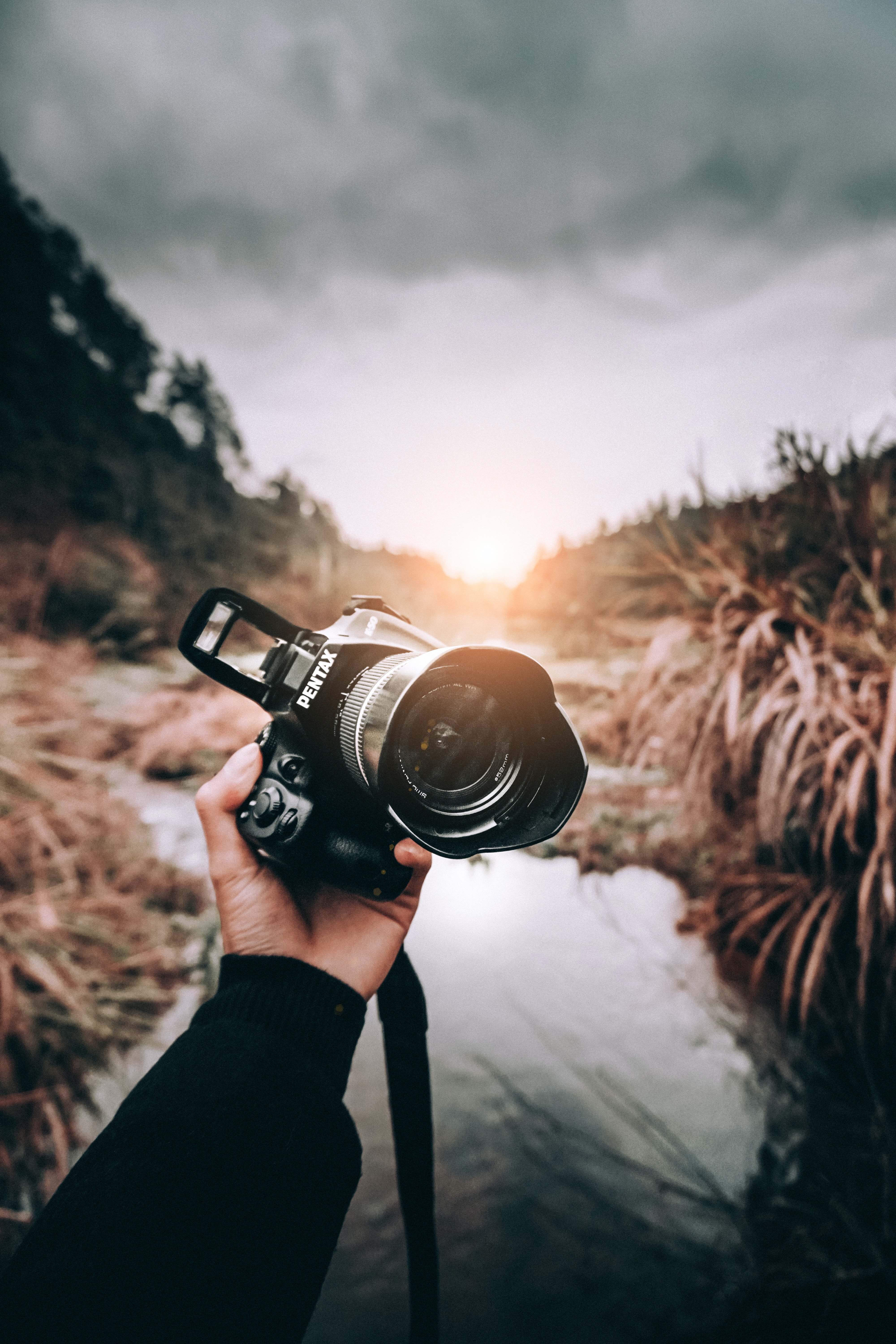 Gros plan d'un appareil photo dans un paysage naturel.