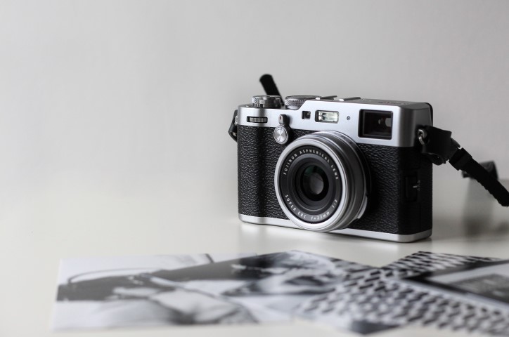 Appareil photo posé sur le sol à côté d'images en noir et blanc.