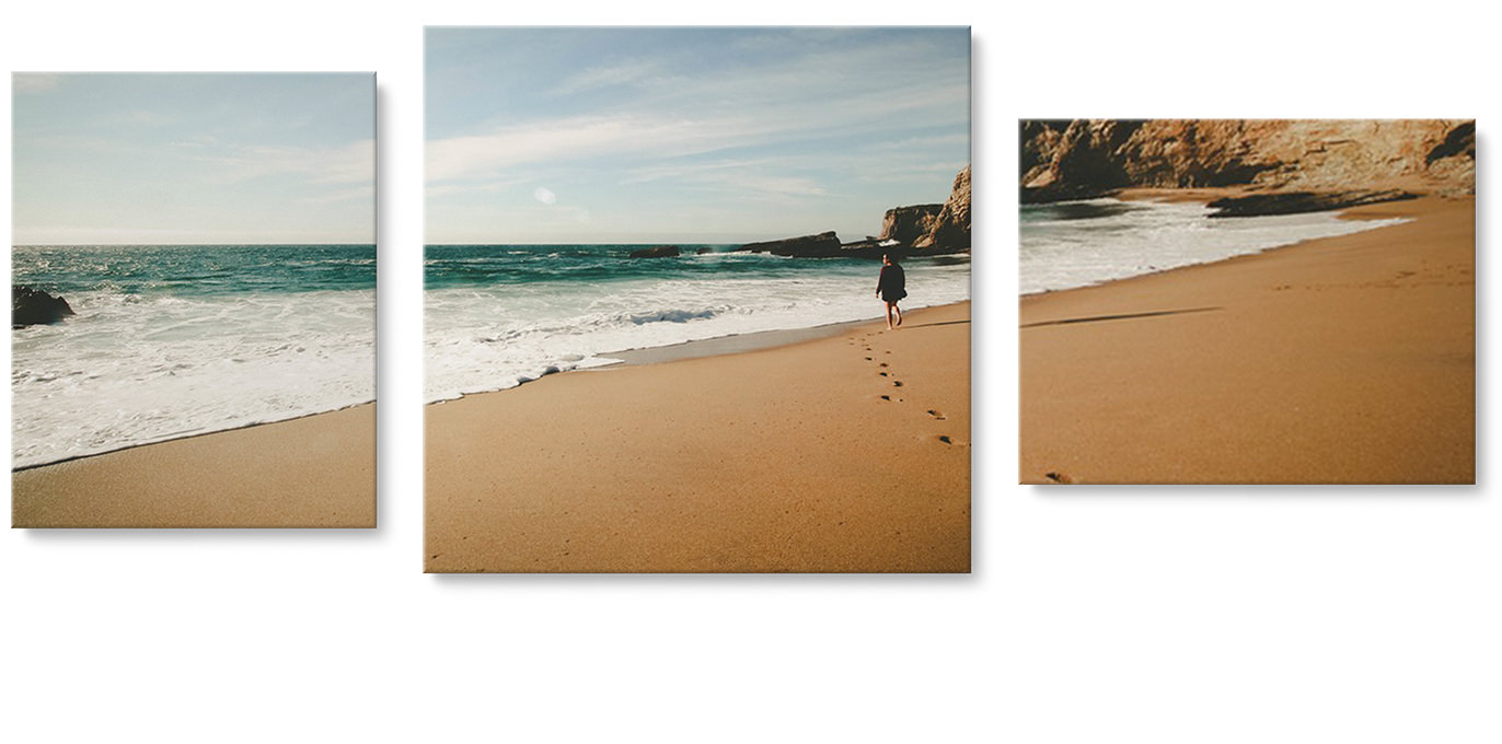 Trois impressions sur toile d'une plage accrochée à un mur. Une toile portrait, une toile carrée et une toile paysage.