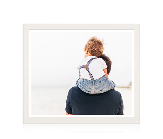 Classico album di foto con il figlio sulle spalle del padre in copertina.