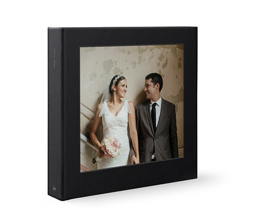 Album photo carré en cuir noir avec un portrait de mariage sur la couverture.