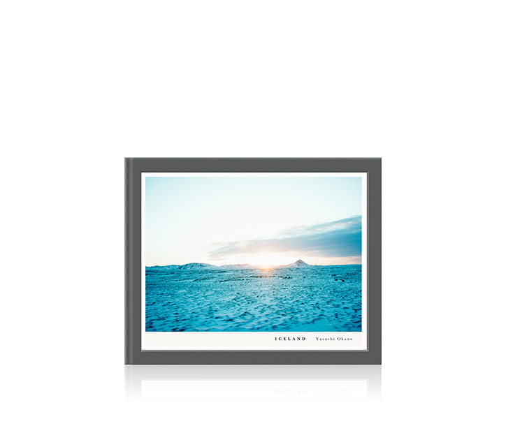 Klassisches Reisefotoalbum im Querformat mit einem Landschaftsfoto von Island auf dem Cover.