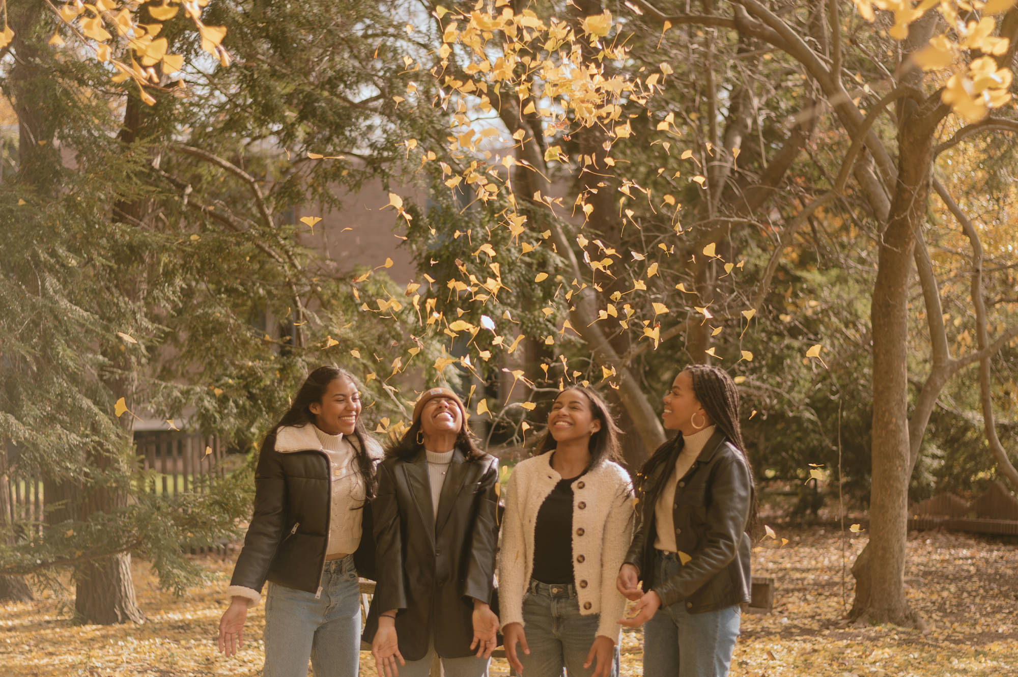 Vier Mädchen im Park im Herbst.