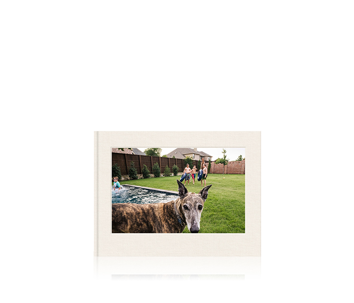 Álbumes de fotos familiares premium de tamaño mediano con un perro y niños en la cubierta.