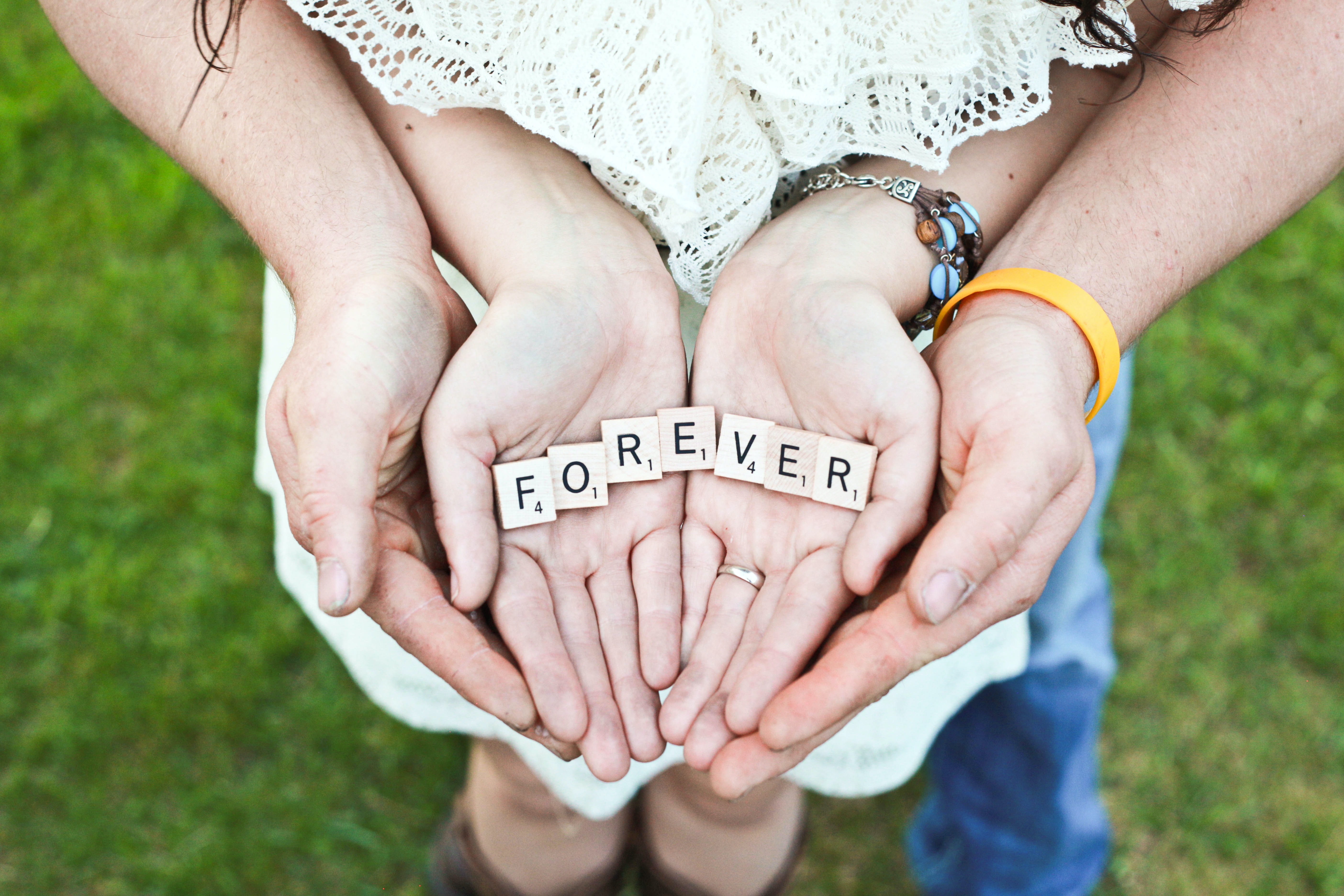 Une paire de pierres avec l'inscription Forever.