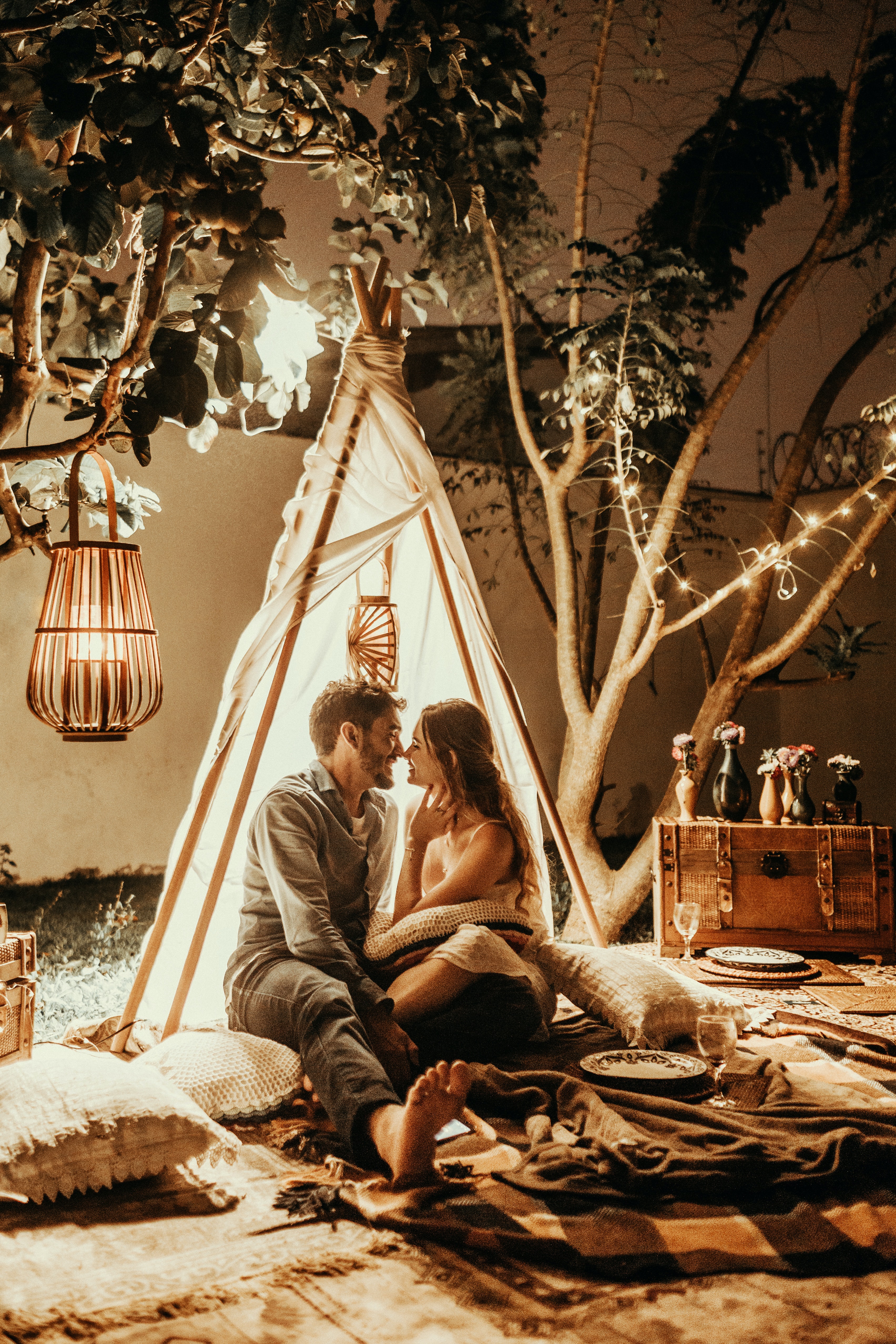 Couples dans un setup pique-nique romantique.