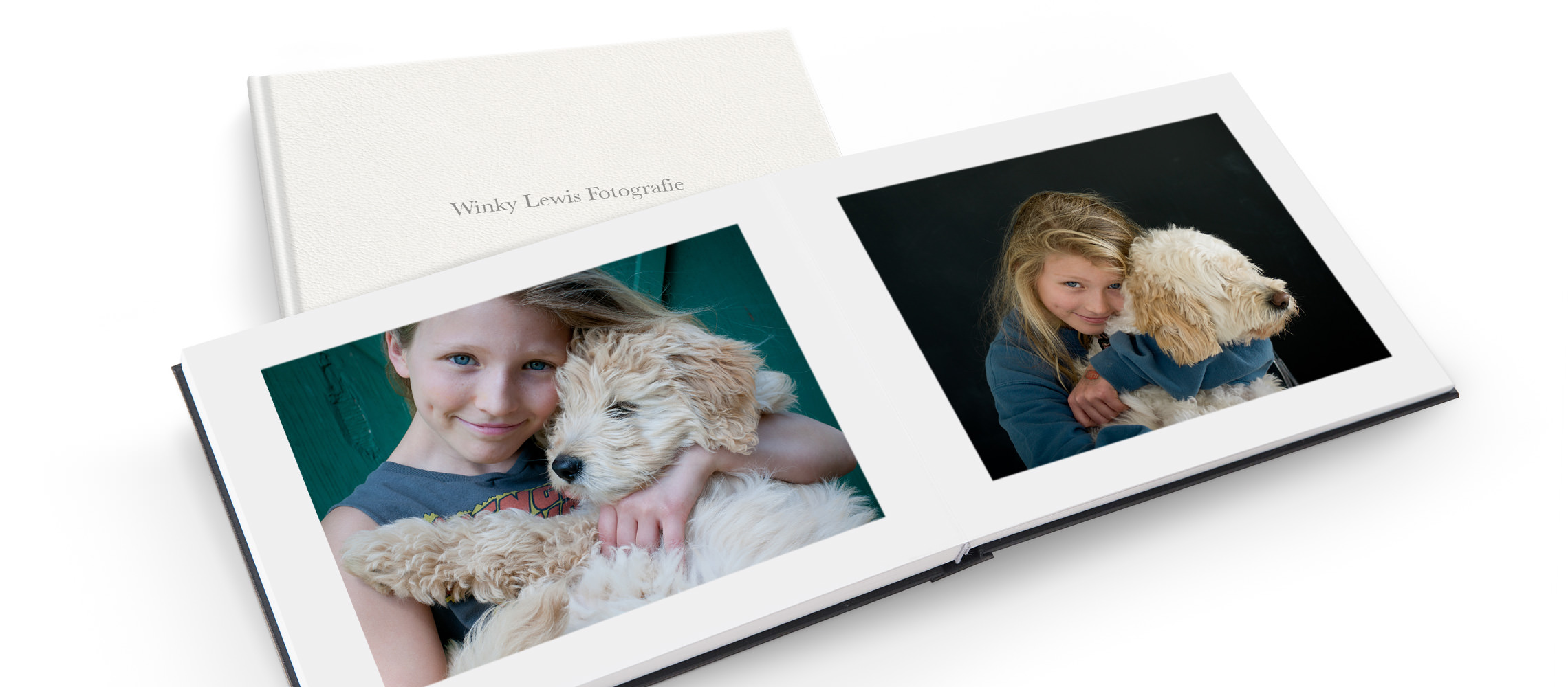 Aufgeschlagenes Fotobuch mit Bildern von Kind und Hund.