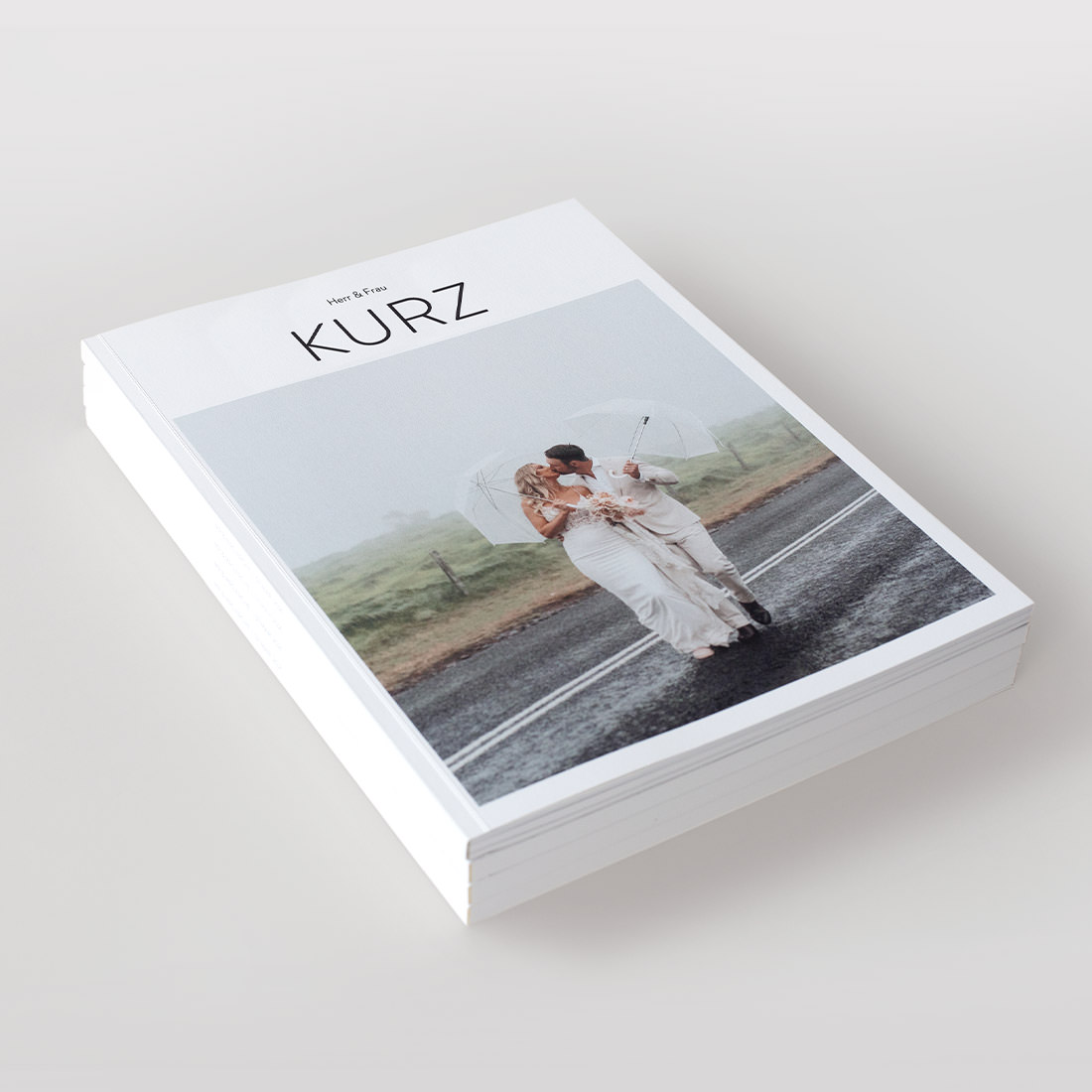 Stapel von Hochzeitsmagazinen.