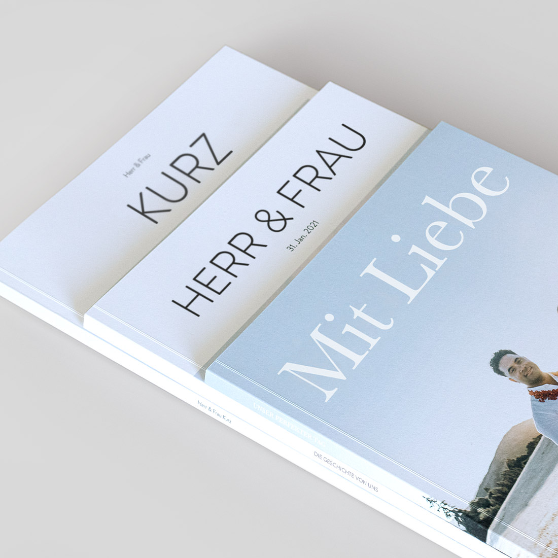 Drei Magazine übereinander gestapelt.