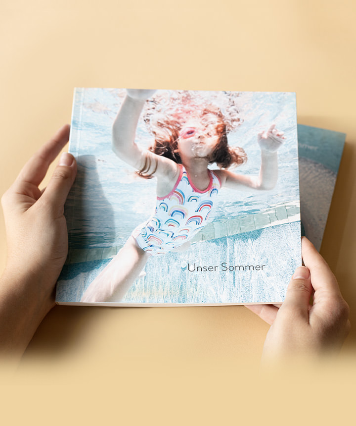 Produktbild für mittelgroßes, quadratisches Softcover-Fotobuch.