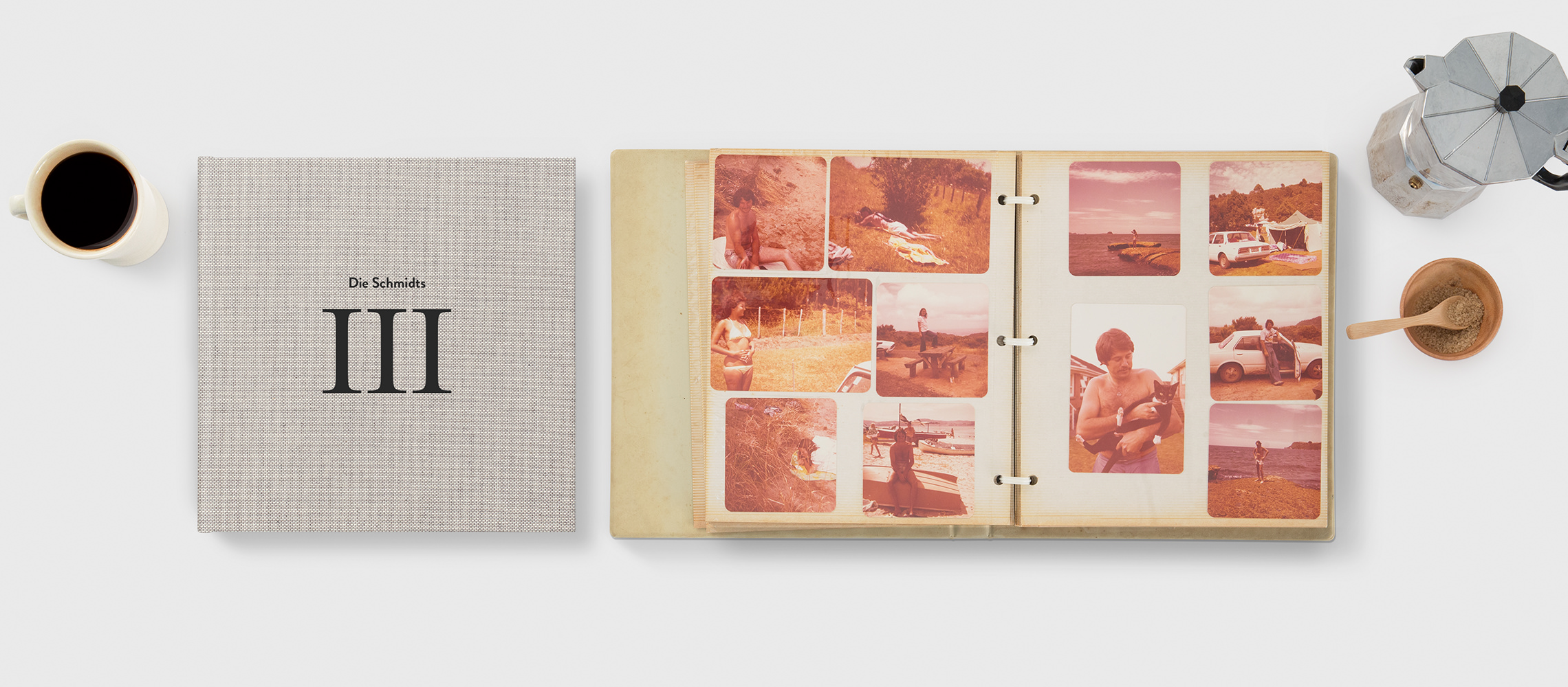 Ein geschlossenes und ein geöffnetes Fotobuch mit Retrobildern einer Reise.Ein geschlossenes und ein geöffnetes Fotobuch mit Retrobildern einer Reise.