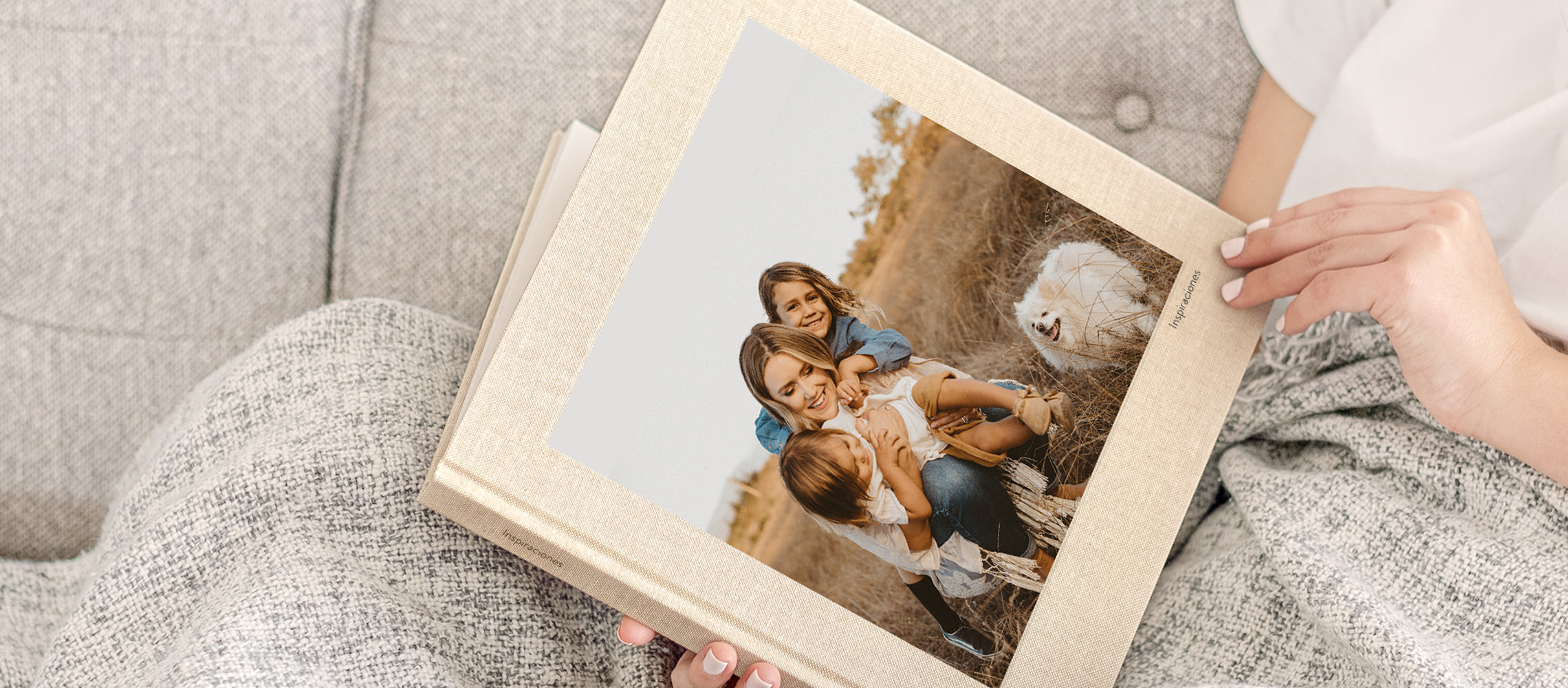 Mujer sosteniendo un libro de fotos familiar de primera calidad