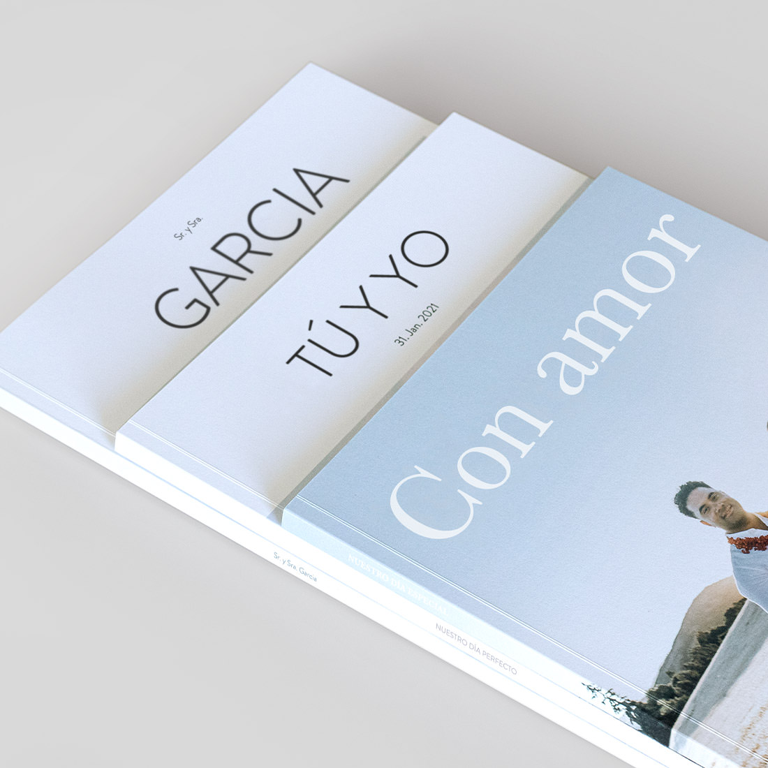Tres revistas apiladas una encima de otra.