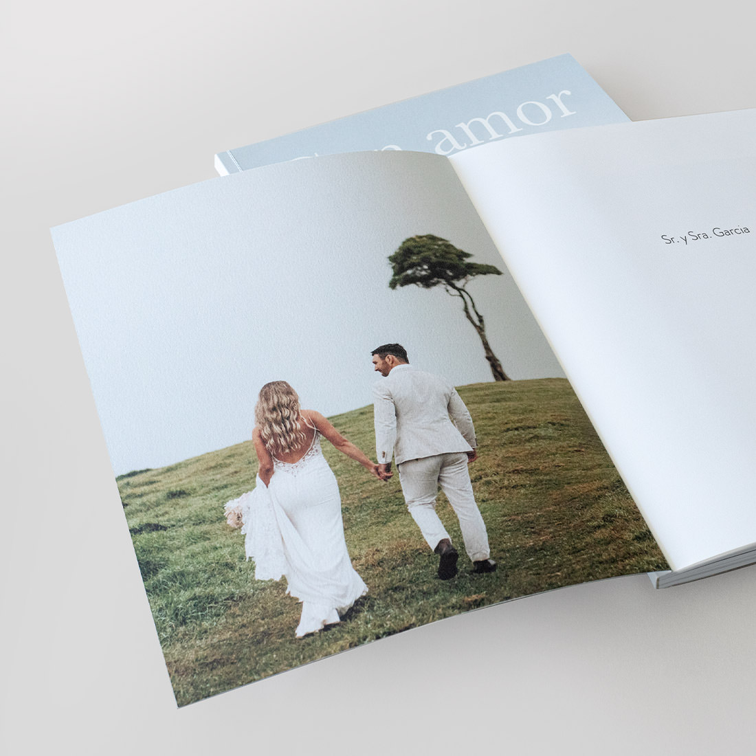 Revista de bodas abierta mostrando la cubierta interior impresa.