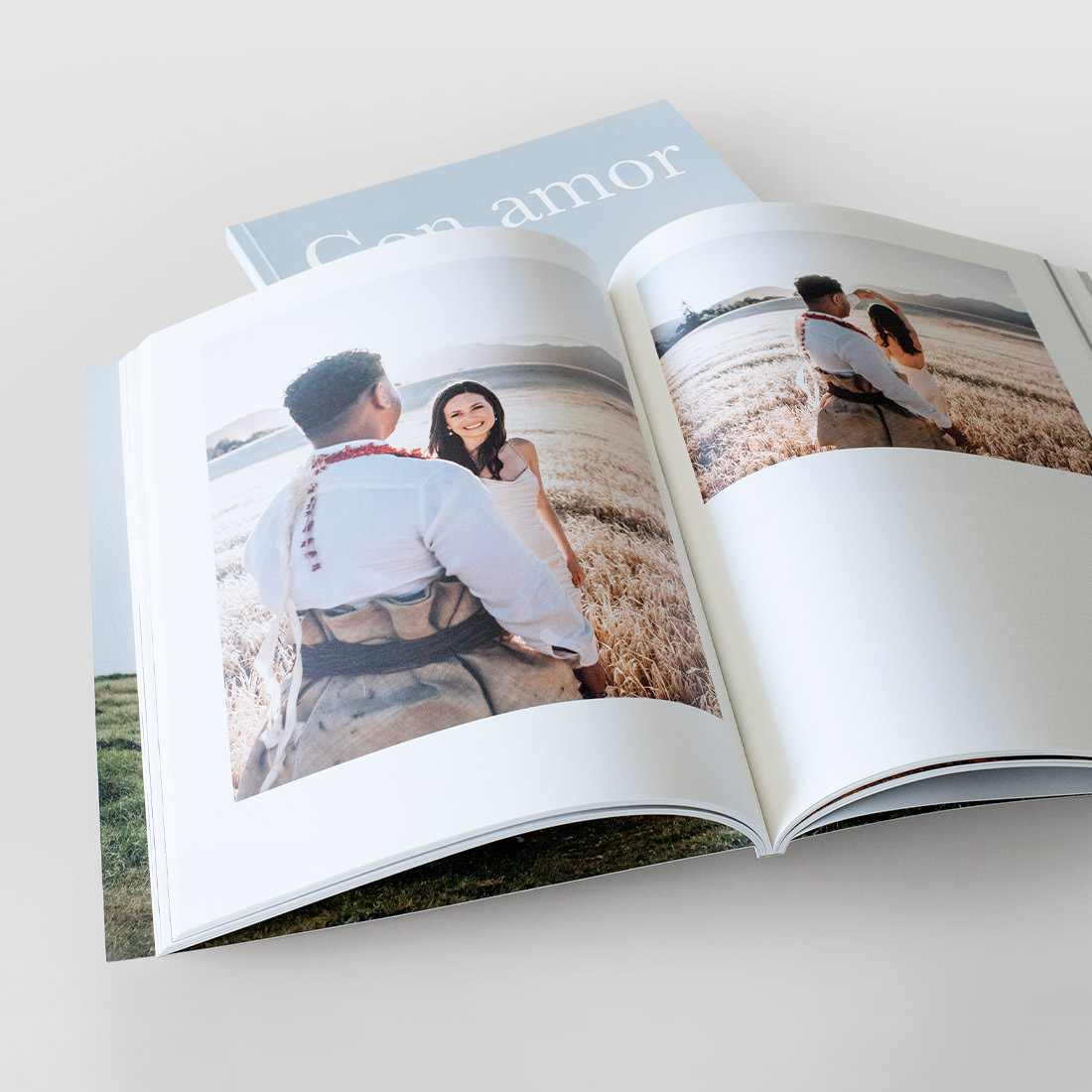 Revista abierta mostrando un despliegue de fotos de boda.