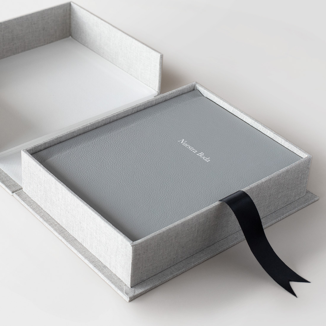Álbum de cuero en caja de presentación.