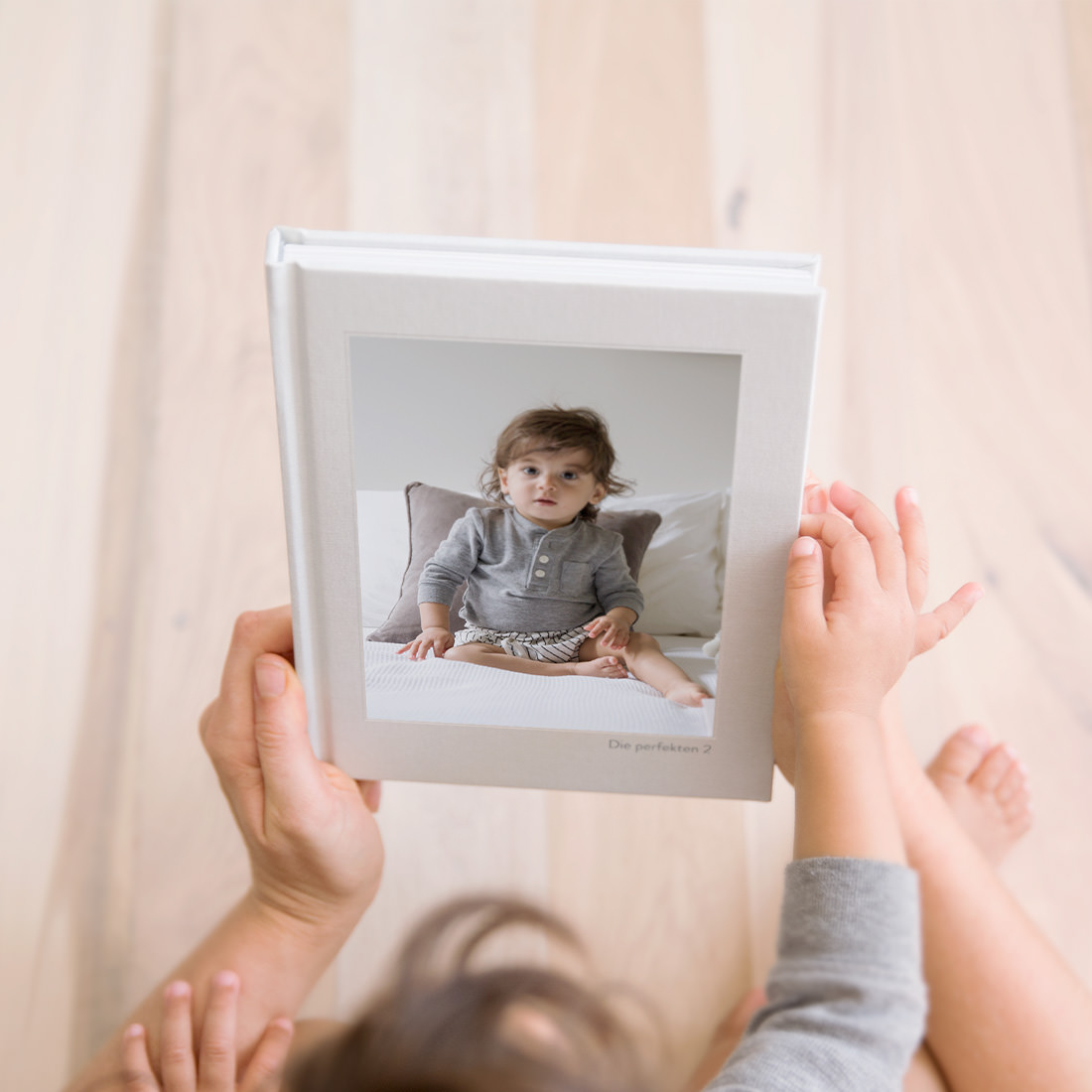 Produktbild für mittelgroßes Premium-Fotobuch im Hochformat.