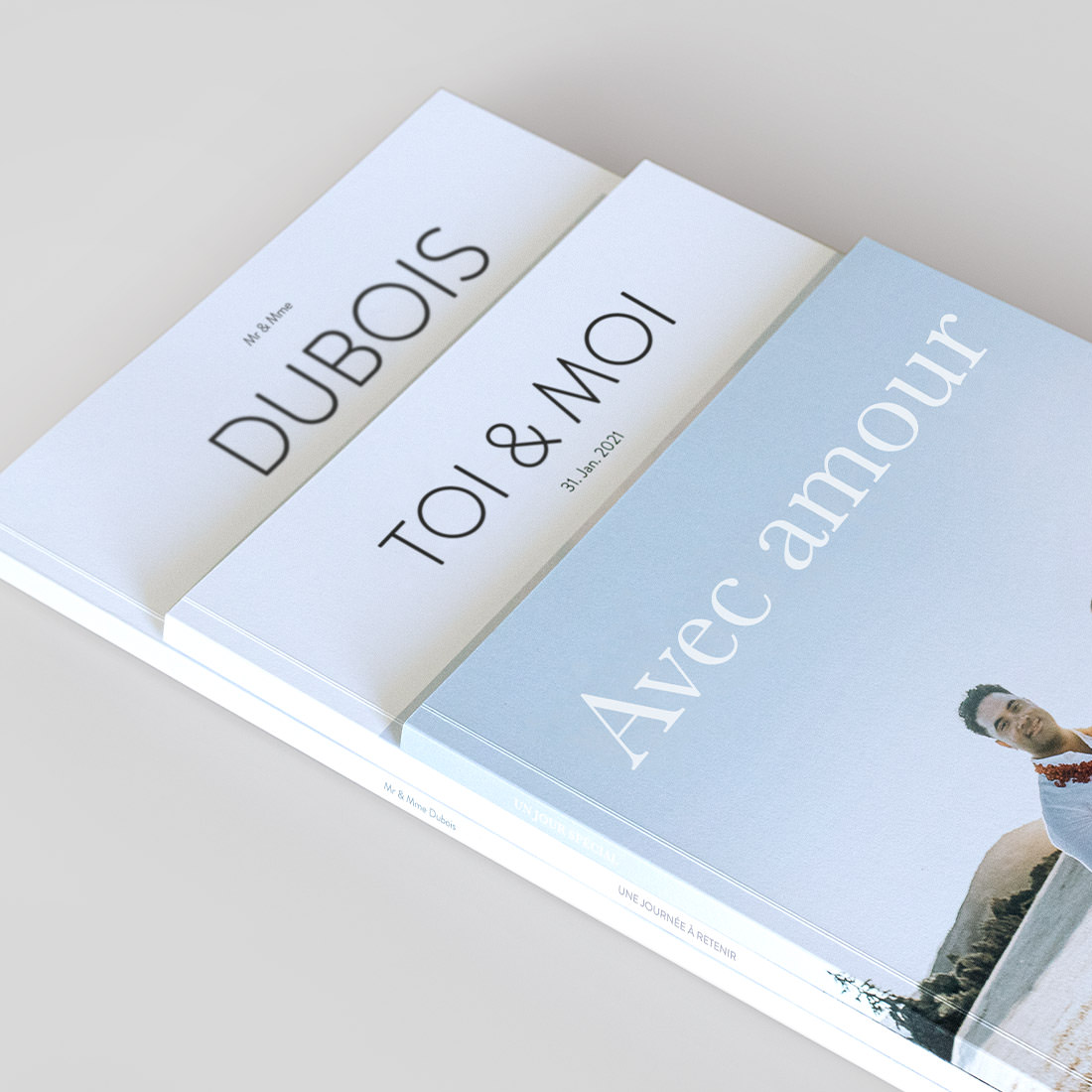 Trois magazines empilés les uns sur les autres.