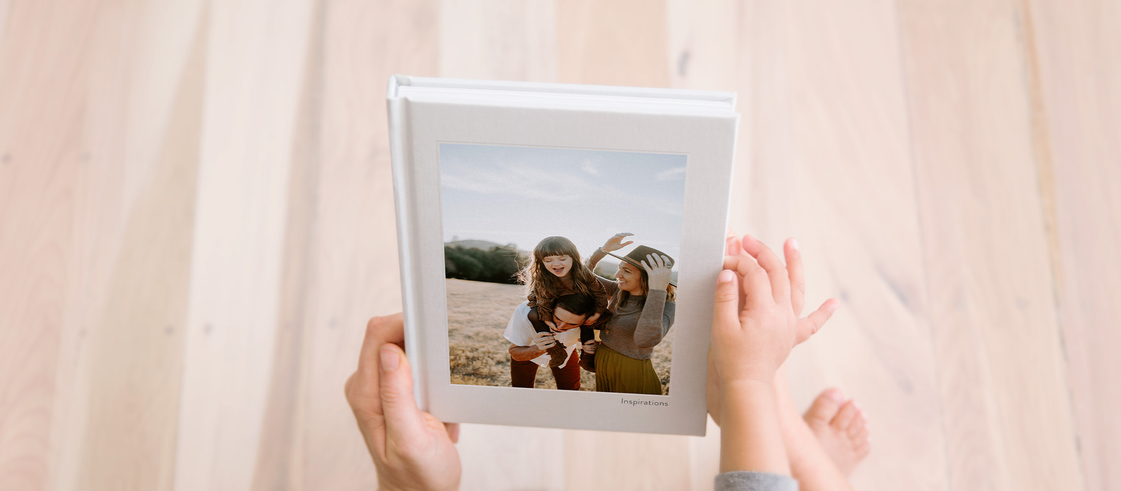Livre photo a couverture rigide de una famille.