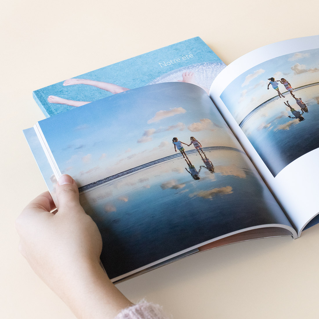 Livre ouvert à couverture souple.