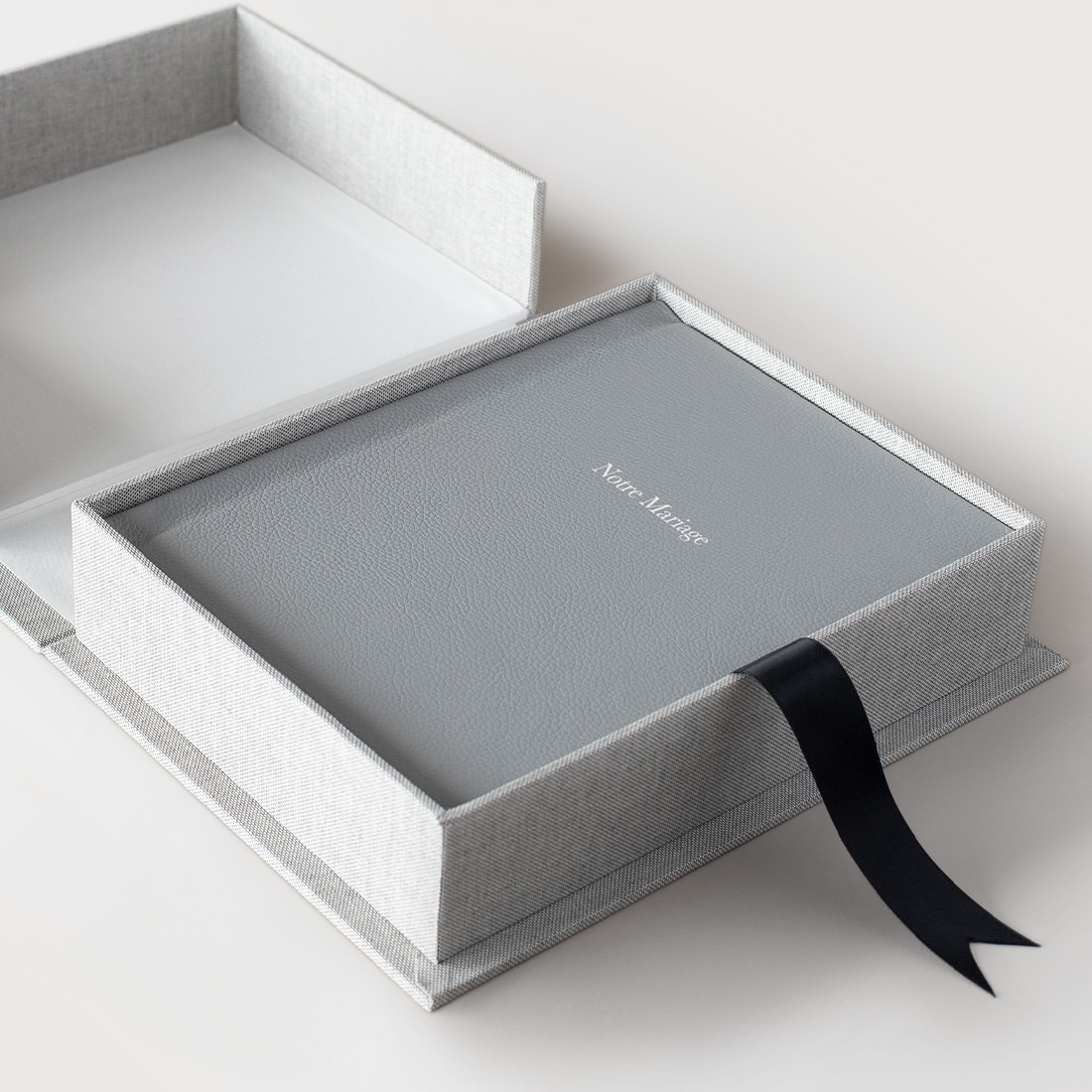 Album photo en cuir dans boite de presentation.