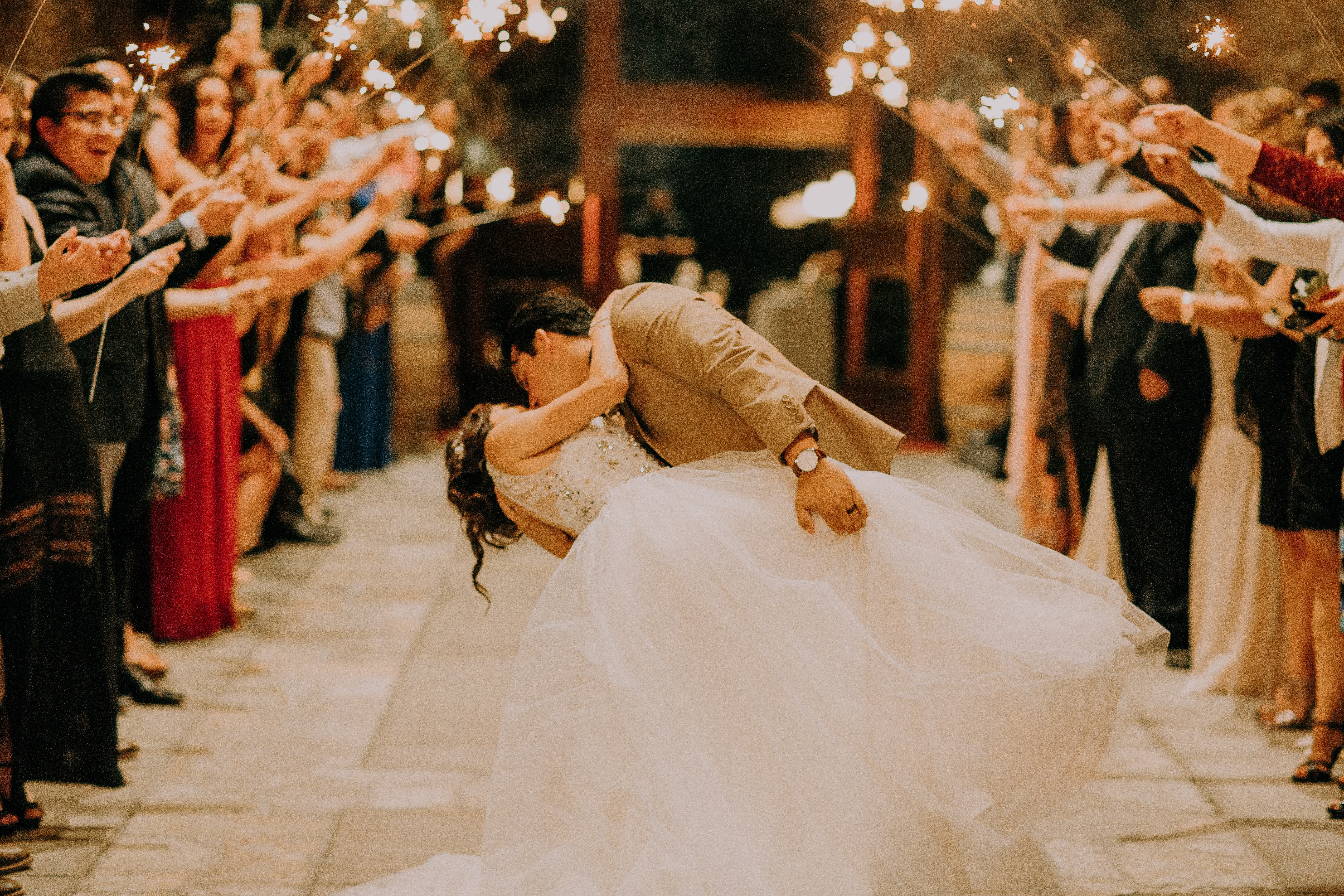 Brautpaar tanzt vor Hochzeitsgesellschaft.