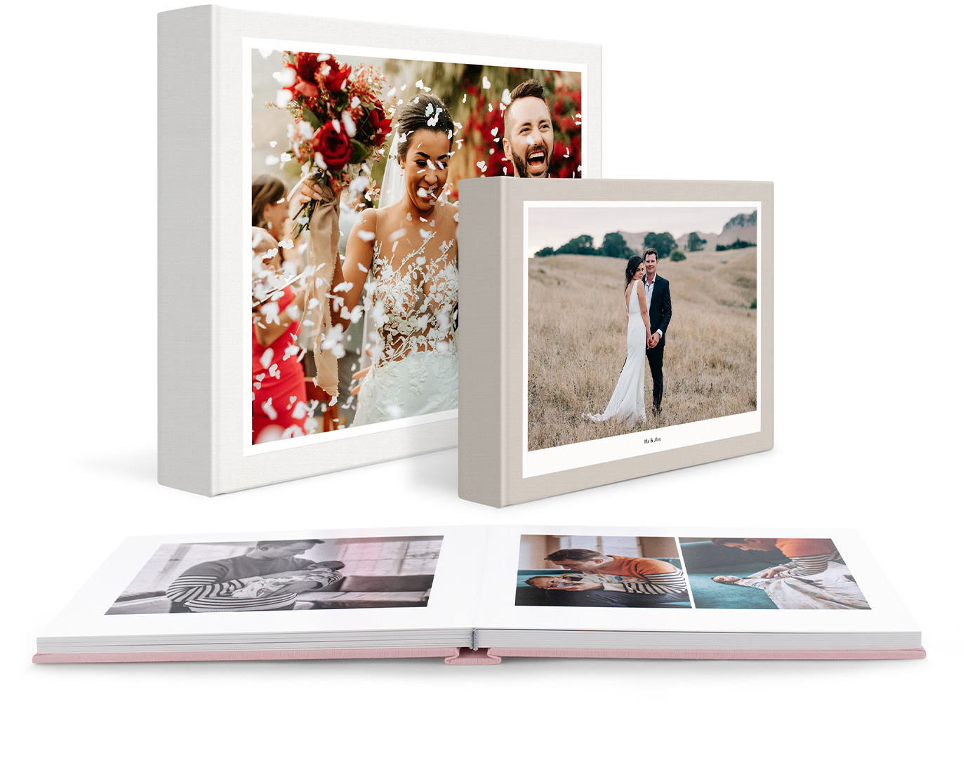 Trois albums photo classiques avec des photos de mariage et de famille.