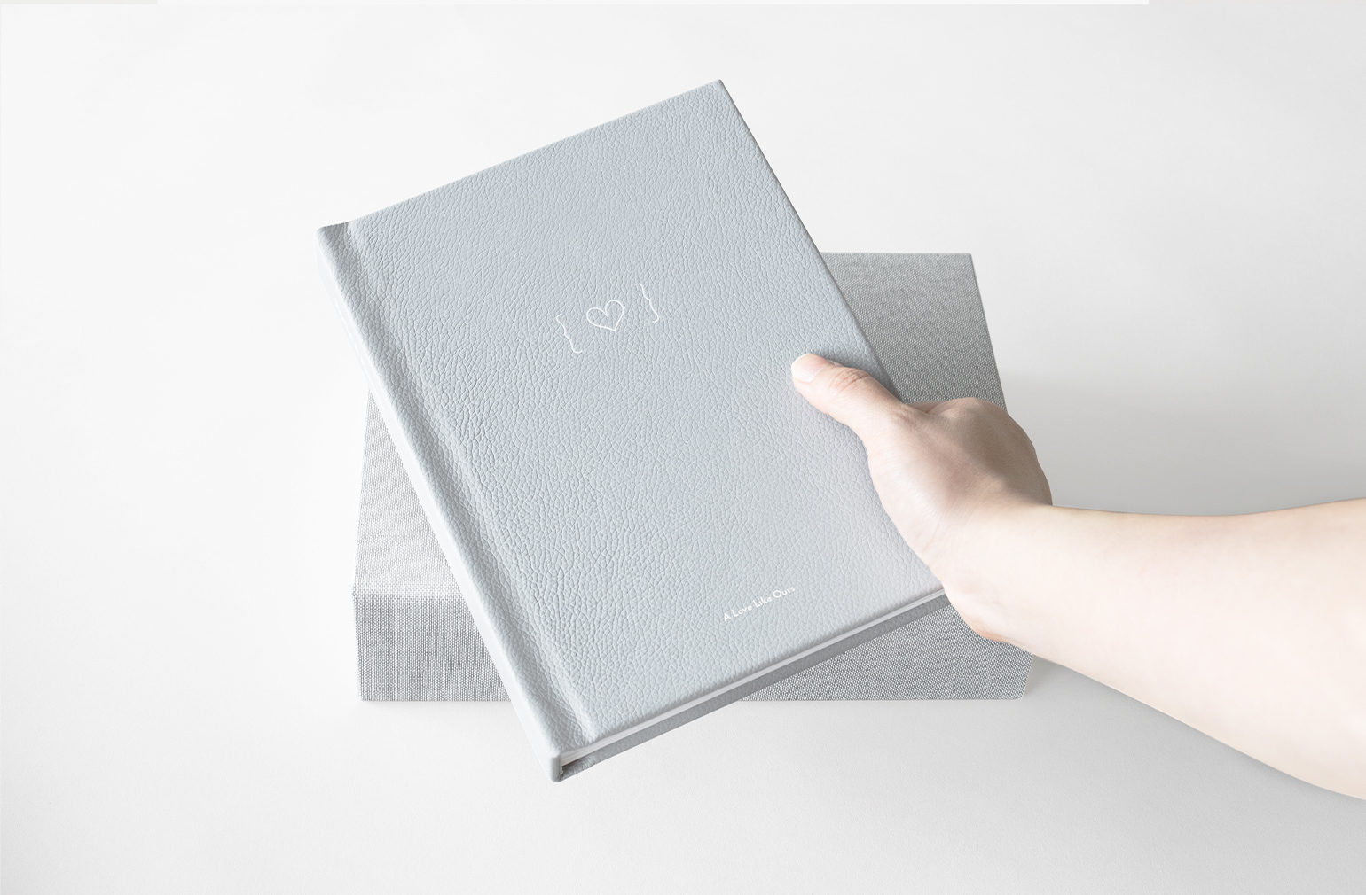 Album in pelle grigio argento con copertina di design.