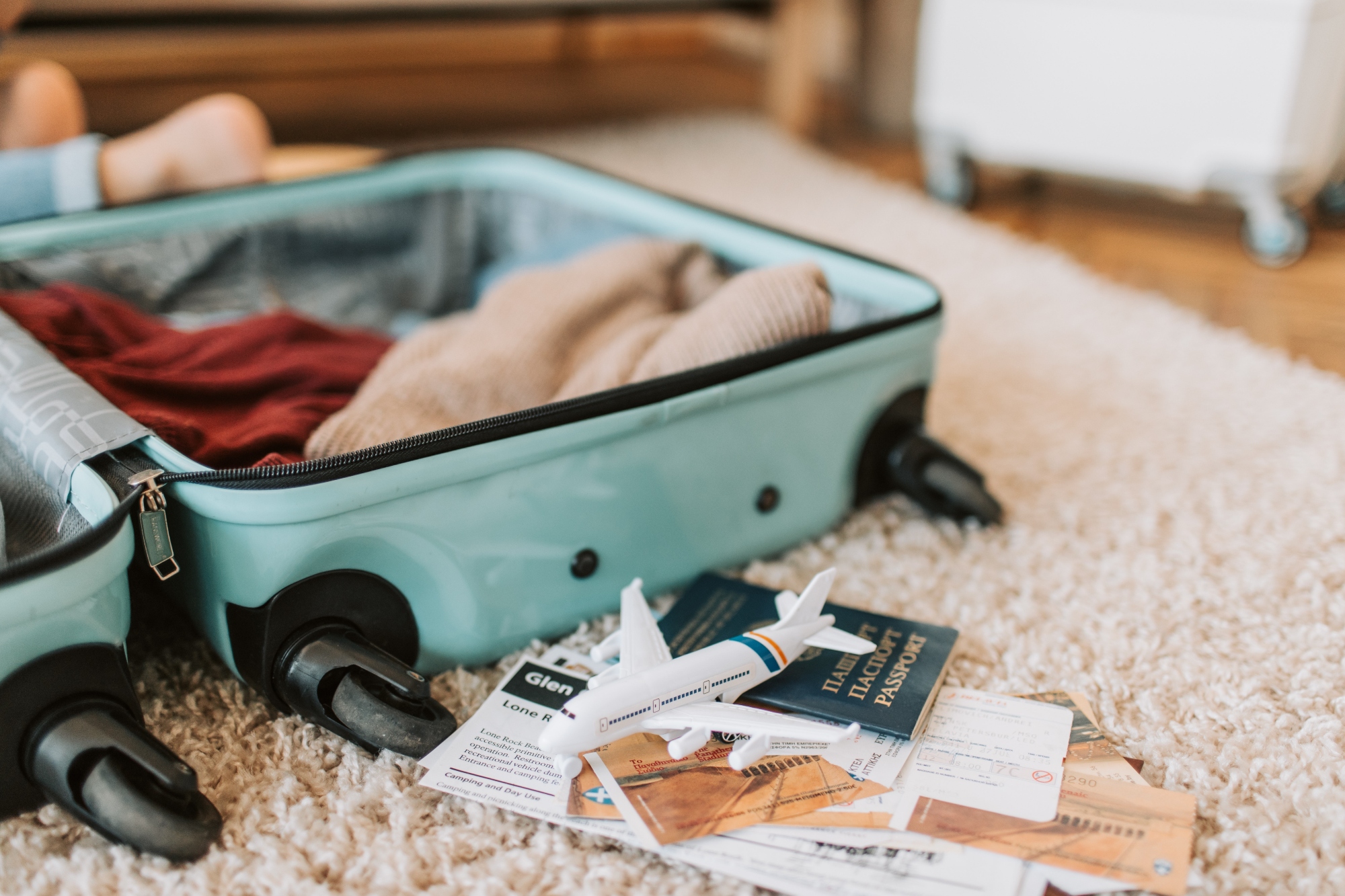 La maleta de vacaciones junto a los pasaportes.