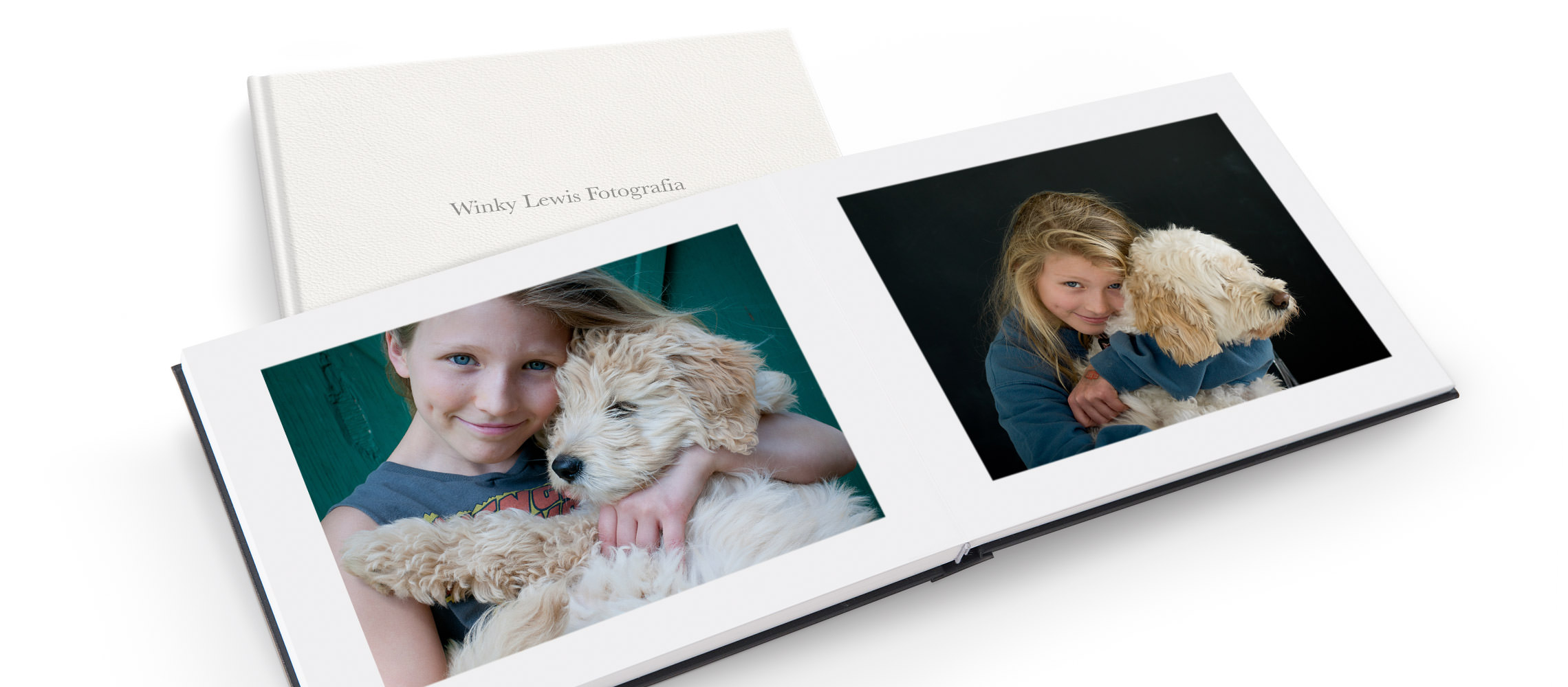 Fotolibro aperto con foto di bambino e cane.