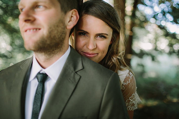 Coppia nella foresta il giorno del loro matrimonio.