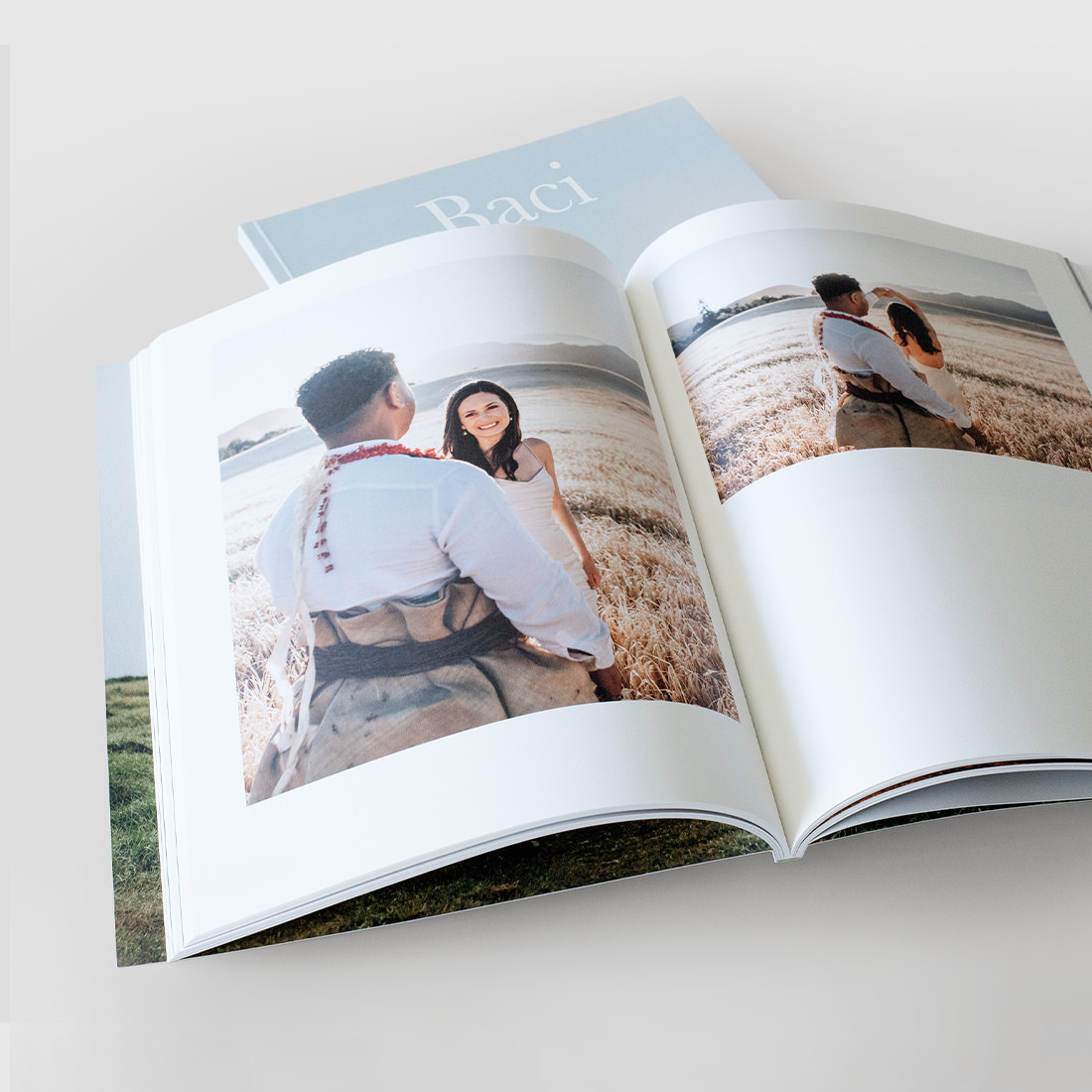 Rivista aperta che mostra una serie di foto di matrimonio.