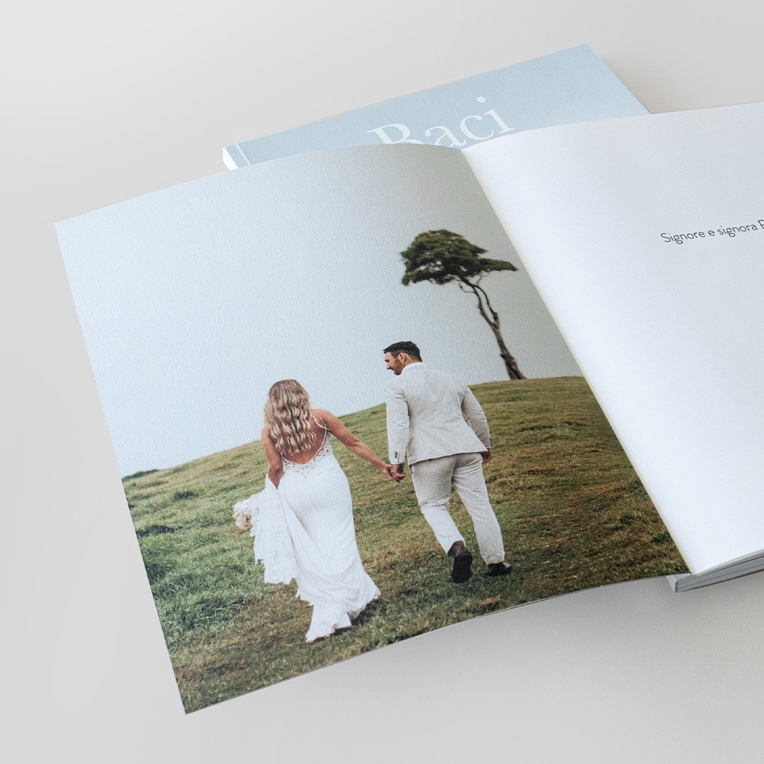 Rivista di matrimonio aperta che mostra la copertina interna stampata.