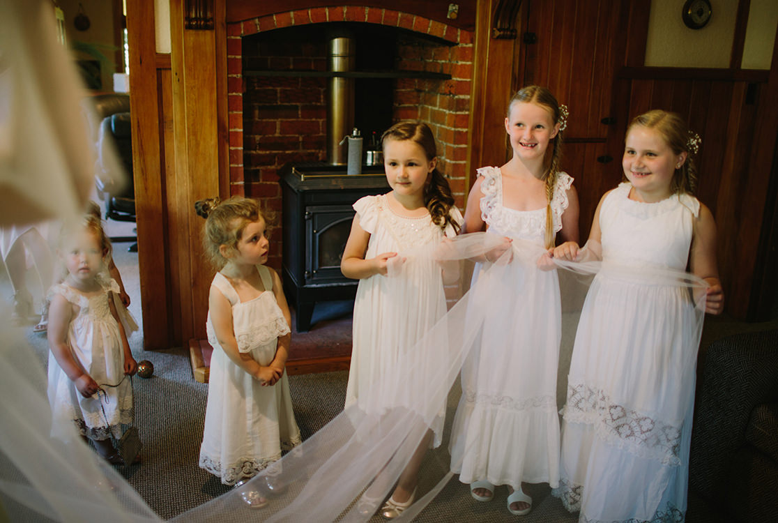 5 jeunes filles se tiennent autour de la mariée et rient.