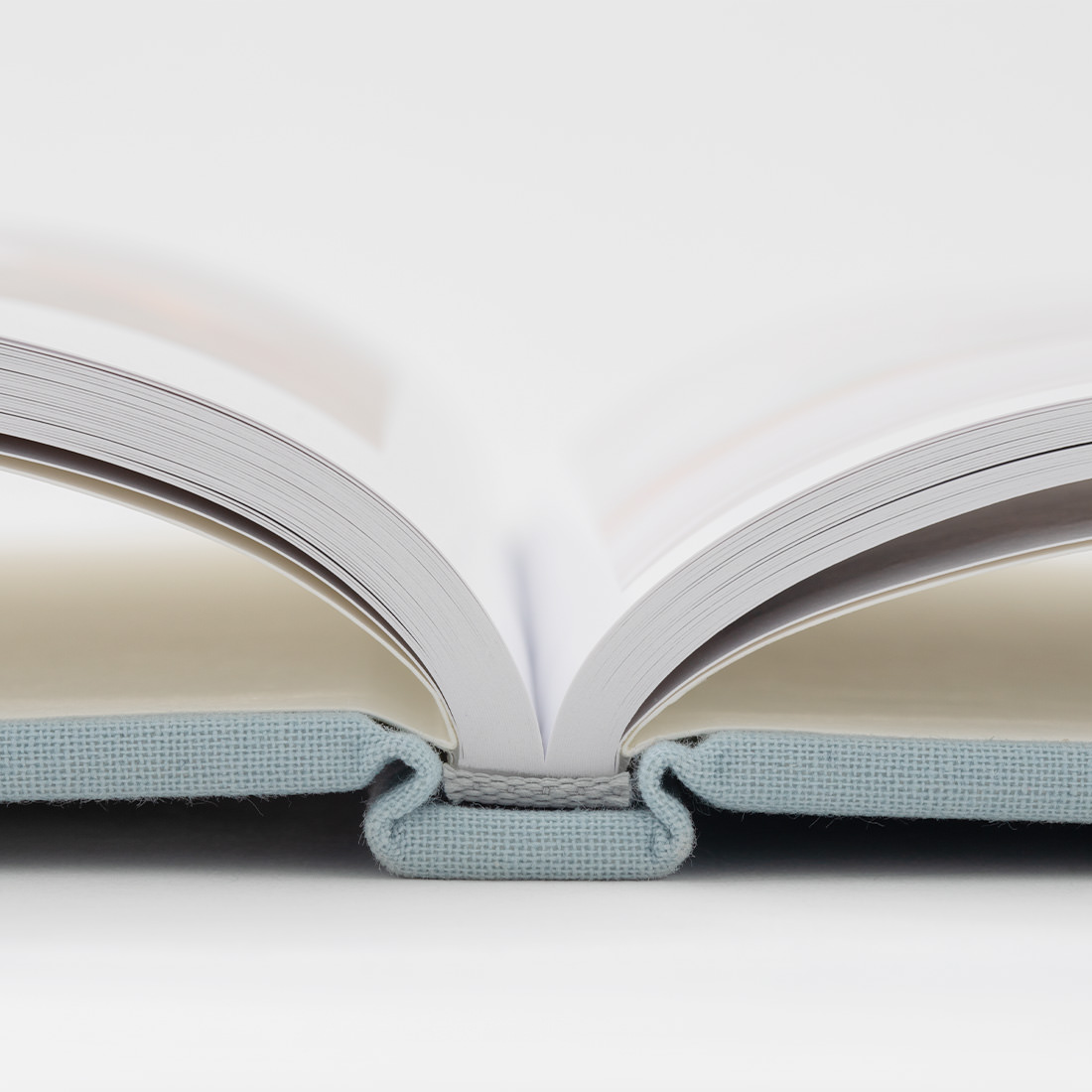 Aufgeschlagenes Fotobuch mit Zoom auf die PUR-Bindung.